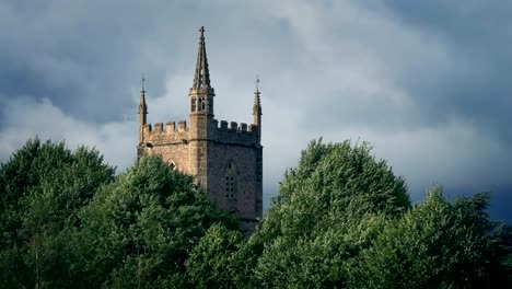 Kirche-In-der-Sonne-am-windigen-Tag