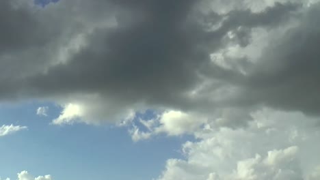 Nubes,-cielo-azul-y-tormenta-eléctrica-en-un-solo-minuto,-lapso-de-tiempo