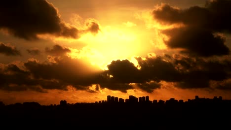 Zeit-Ablauf-farbenprächtigen-Sonnenuntergang-am-bewölkten-Himmel-über-Stadt