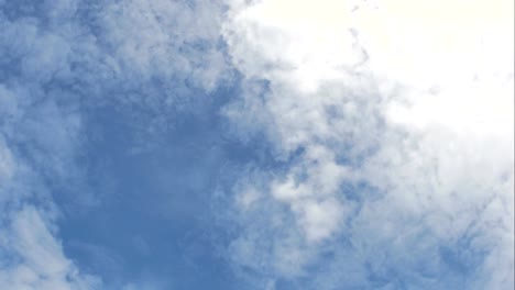 Nubes-mullidas-de-tiempo-lapso-de-blanco-en-el-fondo-de-cielo-azul