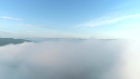 Über-die-tief-hängenden-Wolken-steigen