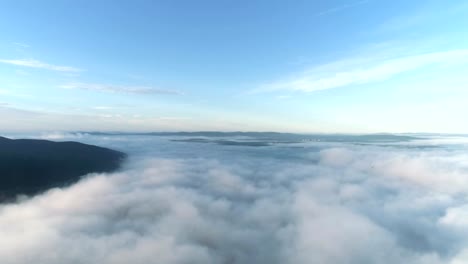 Über-die-tief-hängenden-Wolken-steigen