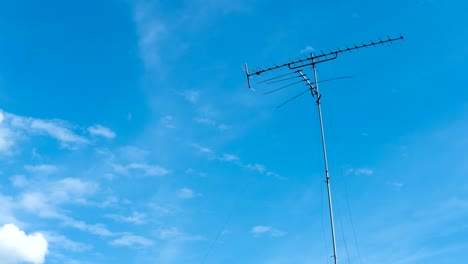 Tiempo-lapso-nube-y-azul-cielo-con-antena