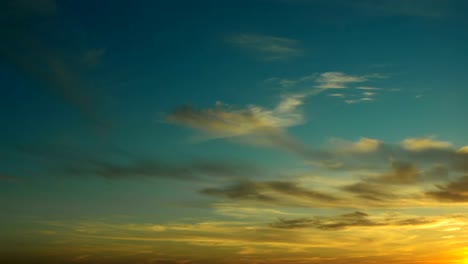 Zeitraffer-von-Wolken-und-Flugzeuge-im-Himmel-bei-Sonnenuntergang