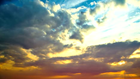 Timelapse-der-Wolken-im-Himmel-bei-Sonnenuntergang