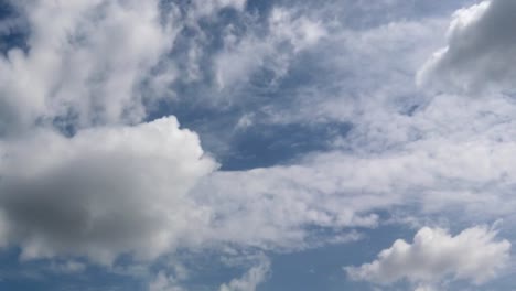 Dramatische-Atmosphäre-Panorama-Ansicht-4K-Zeitraffer-Aufnahmen-video-Clip-aus-blauem-Himmel-und-Wolken-an-schönen-Sommertag.