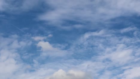 Dramatische-Atmosphäre-Panorama-Ansicht-4K-Zeitraffer-Aufnahmen-video-Clip-aus-blauem-Himmel-und-Wolken-an-schönen-Sommertag.