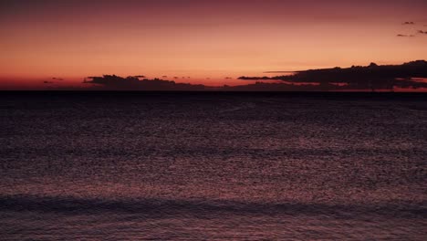 Cielo-rojo-naranja-después-de-la-puesta-de-sol-sobre-la-superficie-del-mar