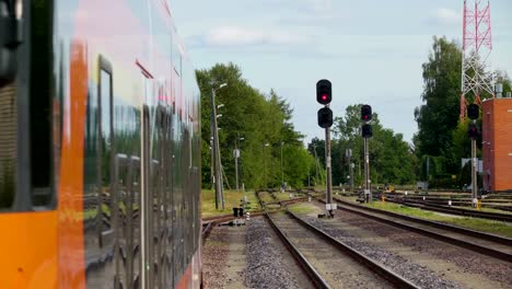 Eine-Ampel-auf-der-Eisenbahn-Straße-in-der-Nähe-des-Bahnhofs