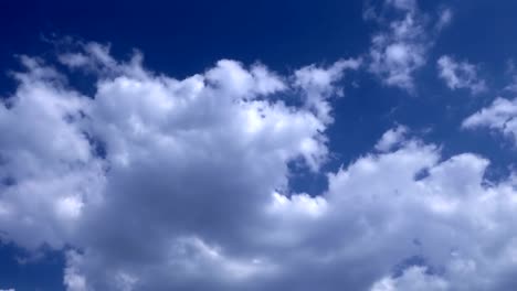 Weiche-glatte-himmlischen-Wolken-am-klaren-Himmel-in-sonnigen-Tag