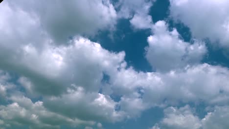 Weiche-glatte-himmlischen-Wolken-am-klaren-Himmel-in-sonnigen-Tag