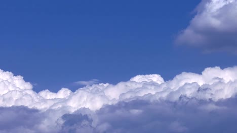 Weiche-glatte-himmlischen-Wolken-am-klaren-Himmel-in-sonnigen-Tag