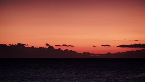 Cielo-rojo-naranja-después-de-la-puesta-de-sol-sobre-la-superficie-del-mar