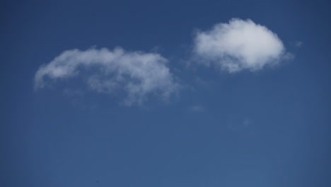 Blauer-Himmel-mit-Wolken