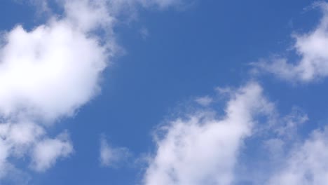 Weiße-flauschige-Wolken-in-den-weiten-blauen-Himmel.