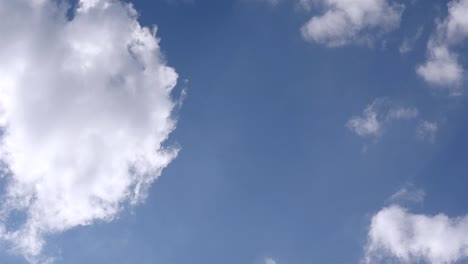 Blancas-nubes-mullidas-en-el-inmenso-azul-del-cielo.