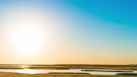 Time-lapse-of-blue-sky-with-sun-over-river