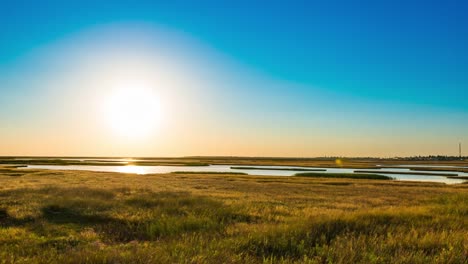 Lapso-de-tiempo-de-cielo-azul-con-sol-sobre-el-río