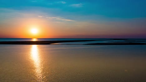 Time-lapse-of-blue-sky-with-sun-over-river