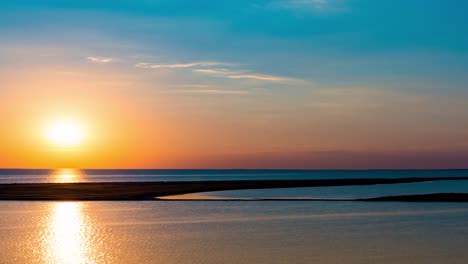 Time-lapse-of-blue-sky-with-sun-over-river