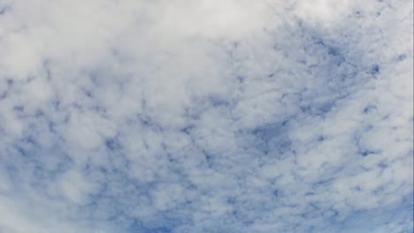 Time-Lapse-of-White-flauschige-Wolken-im-blauen-Himmelshintergrund