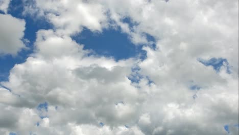 Nubes-mullidas-de-tiempo-lapso-de-blanco-en-el-fondo-de-cielo-azul