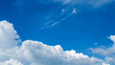 Zeitraffer-von-Wolken-mit-blauem-Himmel