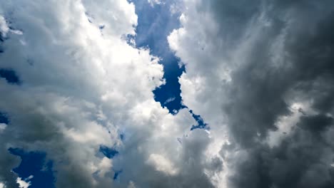 Zeitraffer-von-dunklen-Wolken-mit-blauem-Himmel