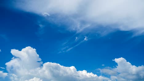 Zeitraffer-von-Wolken-mit-blauem-Himmel