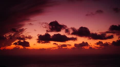 Rot-orange-Himmel-nach-Sonnenuntergang-über-der-Meeresoberfläche