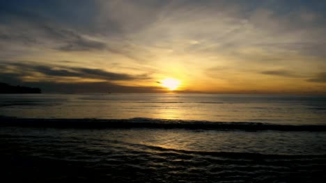 goldenen-Sonnenuntergang-Strand,-rechts-weitergehend-Drohne