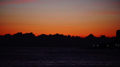 Rot-orange-Himmel-nach-Sonnenuntergang-über-der-Meeresoberfläche