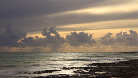 Flauschige-Wolken-Regen-über-der-Meeresoberfläche.