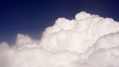 Nubes-blancas-y-cielo-azul