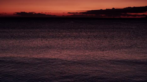 Cielo-rojo-naranja-después-de-la-puesta-de-sol-sobre-la-superficie-del-mar