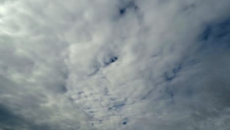Zeitraffer-der-weißen-Wolken-am-blauen-Himmel