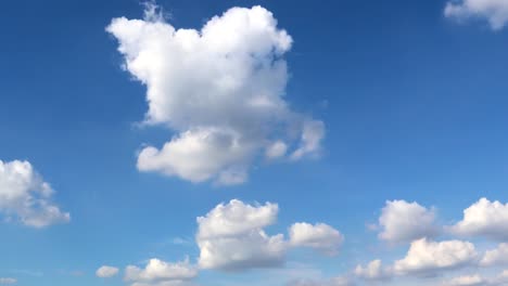 Dramatische-Atmosphäre-Panorama-Ansicht-4K-Zeitraffer-Aufnahmen-video-Clip-aus-blauem-Himmel-und-Wolken-an-schönen-Sommertag.