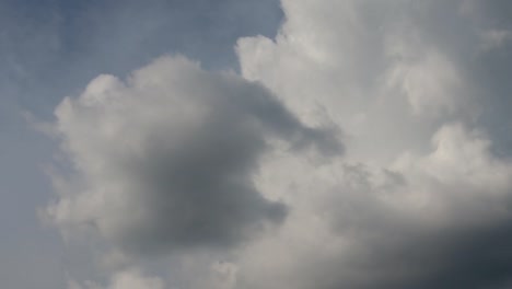 schöne-Berge-und-Wolken