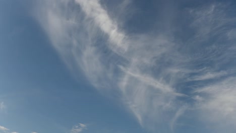 Time-lapse-clip-of-white-clouds-over-blue-sky