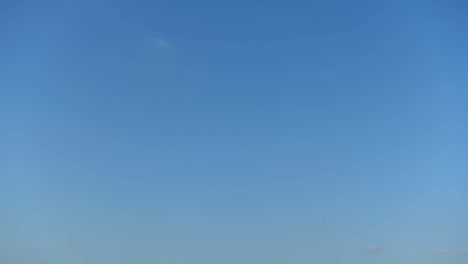 Time-lapse-clip-of-white-clouds-over-blue-sky