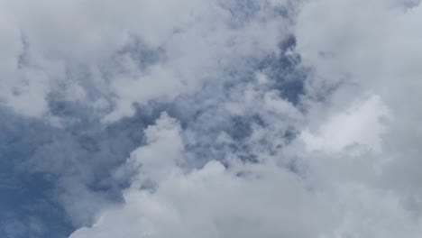 Clip-de-lapso-de-tiempo-de-nubes-blancas-sobre-cielo-azul