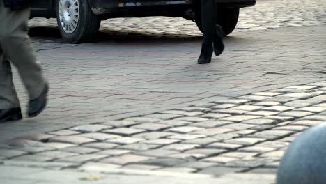 Cruce-de-peatones.-La-gente-cruza-la-calle-en-un-paso-de-peatones-en-una-gran-ciudad.-Los-coches-se-detuvieron-en-un-semáforo.