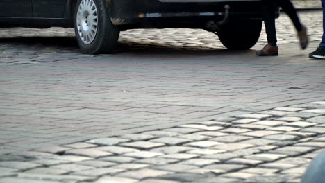 Cruce-de-peatones.-La-gente-cruza-la-calle-en-un-paso-de-peatones-en-una-gran-ciudad.-Los-coches-se-detuvieron-en-un-semáforo.