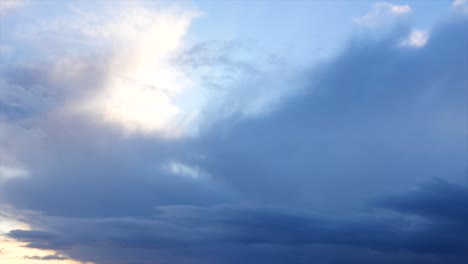 Wolken-am-stürmischen-Himmel.-Timelapse