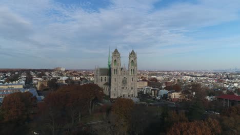 Antenne-der-Kathedrale-und-Herbstlaub