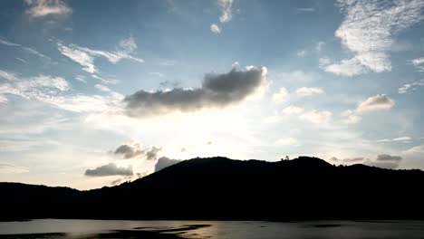 Luz-de-olvido-hermosa-de-4K-tiempo-de-naturaleza-amanecer-o-atardecer-cielo-y-las-nubes-moviéndose-rápidamente-sobre-la-selva-tropical-en-phuket-Tailandia