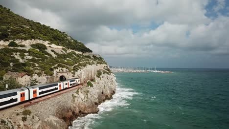 Tren-viajando-a-través-de-la-ladera-costera