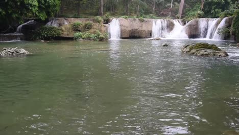 Turismo-cascada-en-el-bosque,-viajes-en-el-parque-natural-de-Tailandia