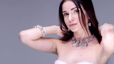 Hermosa-mujer-posando-en-el-estudio.-Ella-muestra-joyas-de-la-mujer