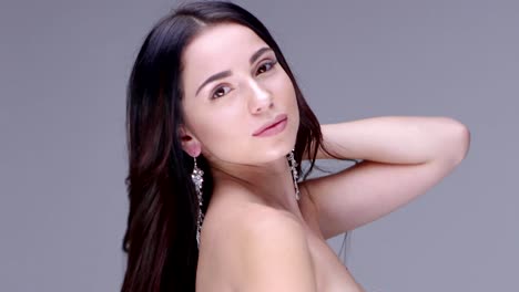 Hermosa-mujer-posando-en-el-estudio.-Ella-muestra-joyas-de-la-mujer